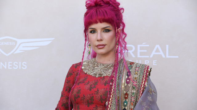 "Feia". Halsey não se viu ao espelho "durante meses" no auge da doença