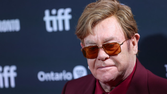 Elton John aparece em público após revelar que tem "visão limitada"