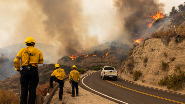 Incêndio na Califórnia ameaça milhares de casas e obriga a evacuações