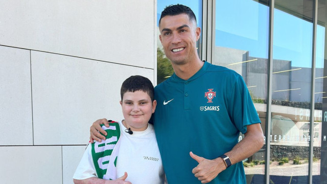 Jovem que perdeu família cumpre sonho e conhece ídolo Cristiano Ronaldo