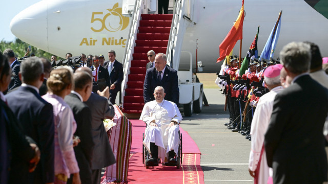 Papa Francisco aterra em Díli para visita de três dias