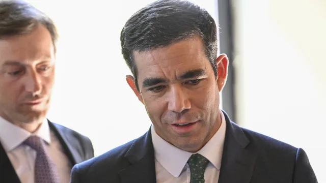 
                    Governo diz estar 