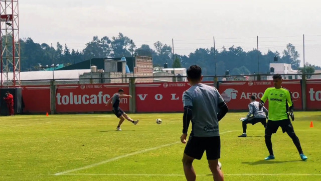 Paulinho goleador no Toluca... e nem nos treinos facilita