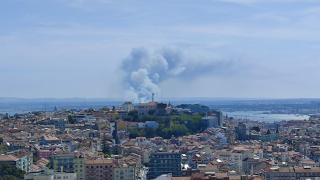 Fogo na Amora ameaça casas e destaca 130 operacionais e 9 meios aéreos