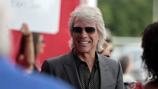 Jon Bon Jovi regressou aos palcos apÃ³s cirurgia Ã s cordas vocais