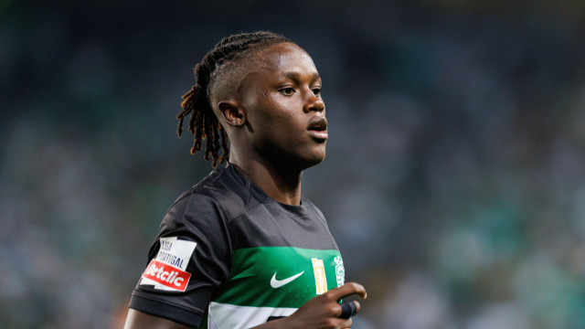 Oficial: Sporting confirma saídas milionárias de Quenda e Dário Essugo
