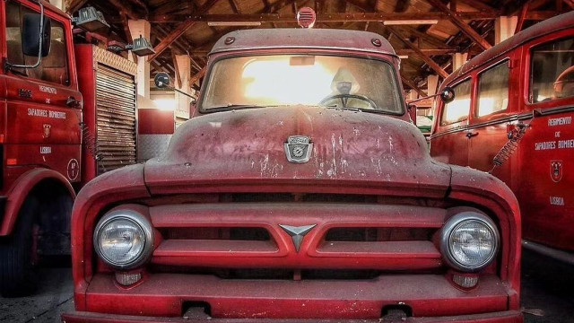 Inúmeros carros de bombeiros descobertos em local abandonado em Portugal