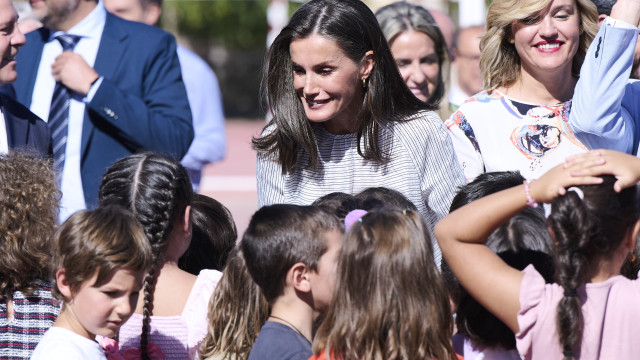 Rainha Letizia inaugura ano letivo com visita a escola e 'brincadeiras'