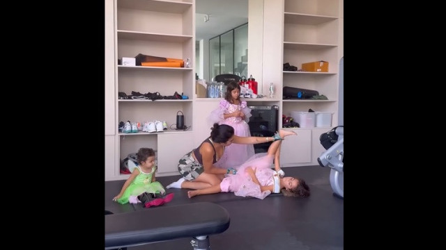 Georgina e as filhas exercitam-se juntas num momento amoroso. Eis o vídeo