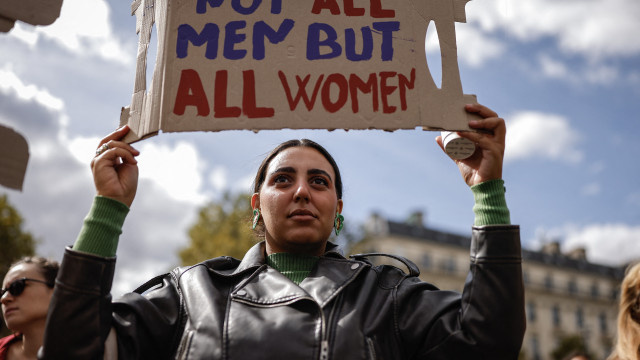 Milhares saíram em Paris para apoiar mulher violada por dezenas de homens