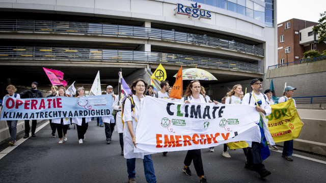 Ecologistas bloqueiam autoestrada em Haia. Eis as imagens