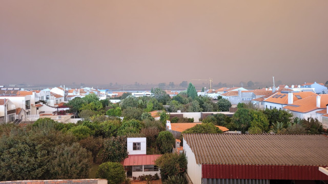 Nuvem de fumo vista de Aveiro devido aos incêndios na região. As imagens