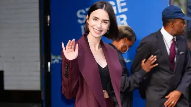 Lily Collins mostra barriga definida na promoção de 'Emily em Paris'