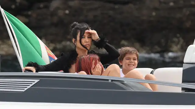 A idade até à qual filhos de Kourtney Kardashian dormem com ela