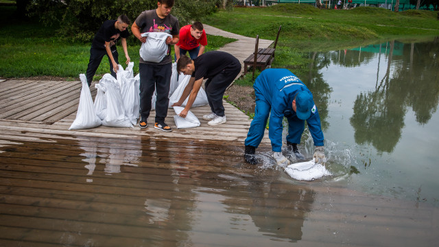 Tempestade Boris: Budapeste usa sacos de areia para enfrentar inundações