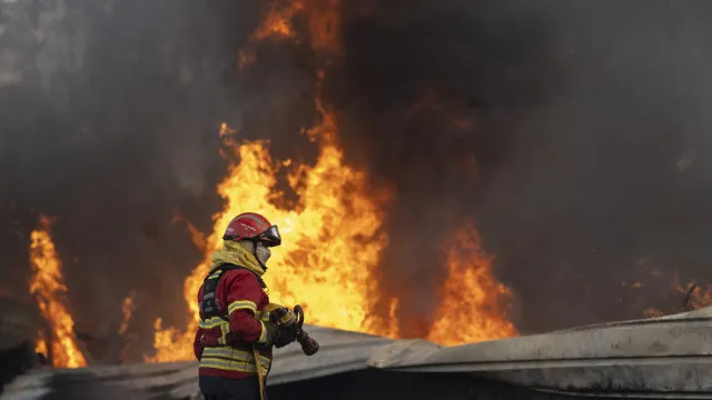 
                    Mais de 50 concelhos em risco máximo de incêndio. E as temperaturas?
                