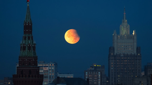 Uma noite com Super Lua e até um eclipse lunar parcial. Eis as imagens