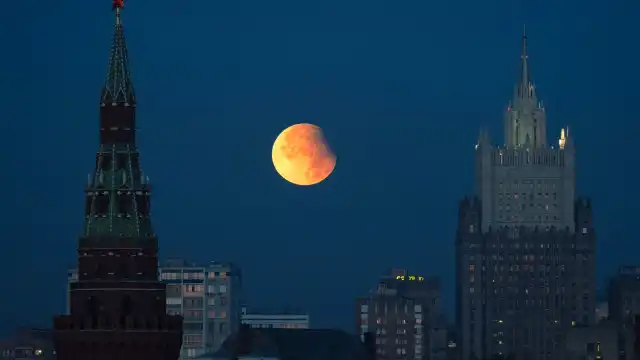 Uma noite com Super Lua e até um eclipse lunar parcial. Eis as imagens