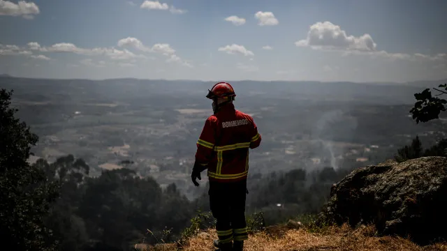 Um desalojado em fogo de CinfÃ£es e perto de 100 operacionais no terreno