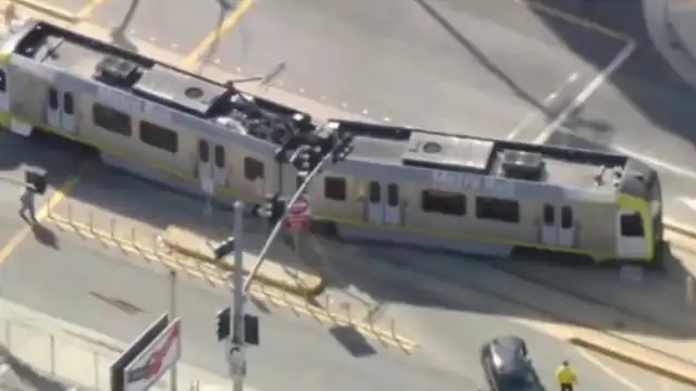 Metro em Los Angeles descarrila após colisão com carro. As imagens aéreas