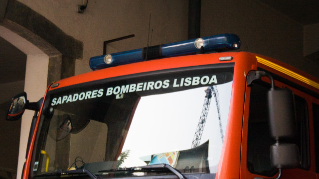 Duas mulheres feridas em fogo em prédio de Lisboa. Consumiu vários pisos