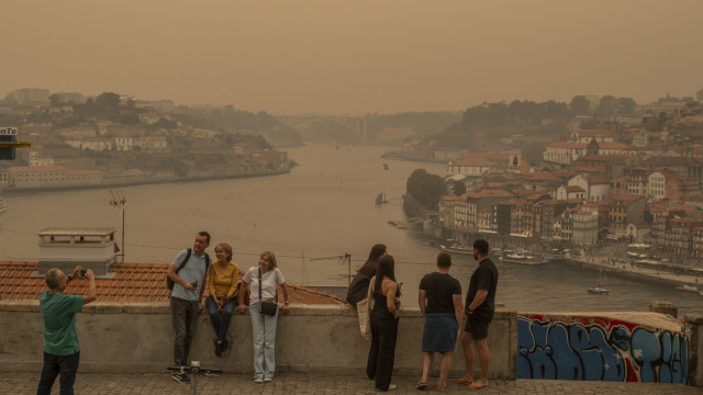 Fumo dos incêndios no Norte e Centro invadem as cidades do Porto e Gaia