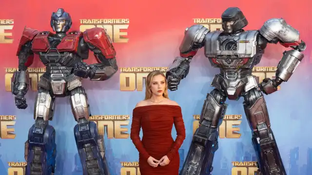 Scarlett Johansson deslumbra em estreia de 'Transformers: O Início'