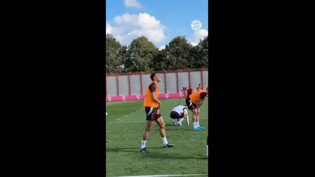 Thomas Muller cai sozinho no treino e reação dos colegas torna-se viral