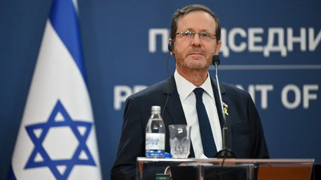 
                    Herzog chama Netanyahu e procuradores para acordo no caso de corrupção
                