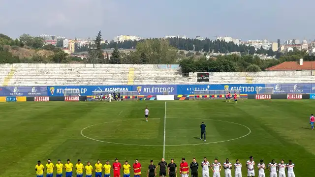 Do combate às chamas para a Taça. Jony entra em campo com a própria farda