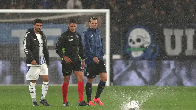 Jogo molhado, jogo adiado... Chuva obriga a reagendar jogo da Serie A