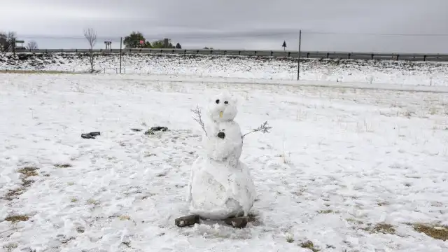 África do Sul 'pintada de branco' fora da época. Neve matou duas pessoas