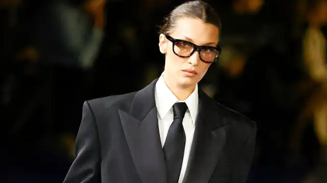 Ela está de volta! Bella Hadid desfila na Semana da Moda de Paris