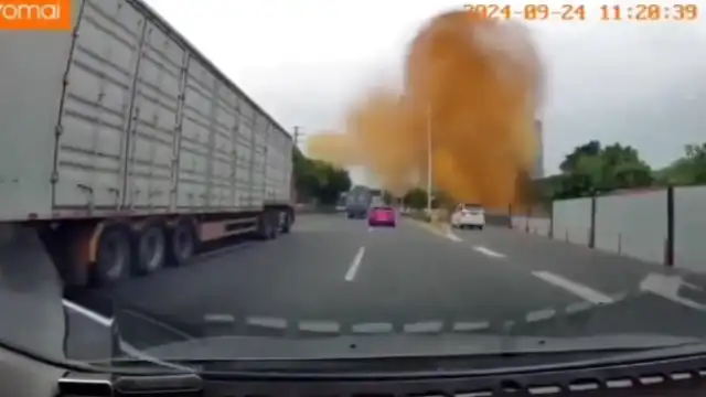 Cano de saneamento 'explode' e lança dejetos pelo ar em plena autoestrada