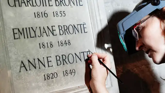 Ao fim de oito décadas, memorial para as irmãs Brontë tem erro corrigido