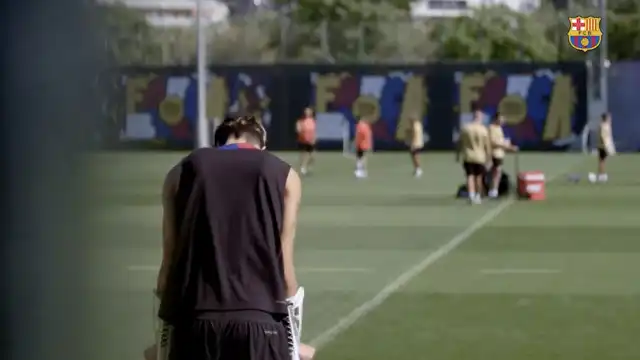 De partir o coração. Com muletas, Bernal assiste a treino do Barcelona