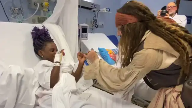 Johnny Depp visitou crianças em hospital espanhol vestido de Jack Sparrow