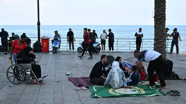 Ataques em Beirute levam famílias inteiras a passar noite na rua