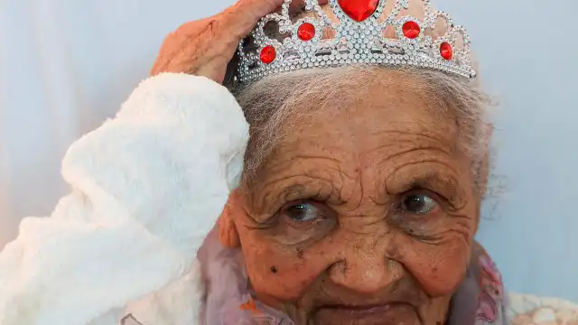 Mulher sul-africana faz 118 anos e é uma das pessoas mais velhas do mundo