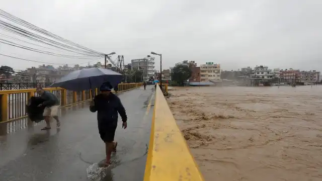 Sobe para 101 o número de mortos no Nepal. Veja as imagens das inundações