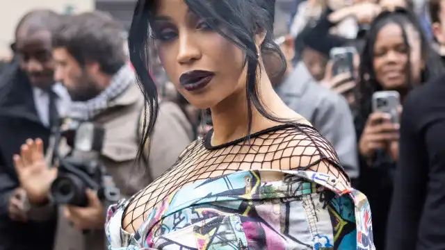 Cardi B à conquista de Paris! Eis o visual arrojado na Semana da Moda