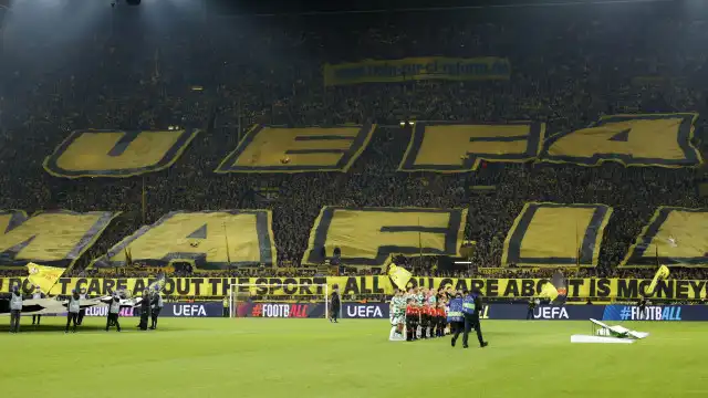 O duro protesto dos adeptos do Borussia Dortmund durante a Champions