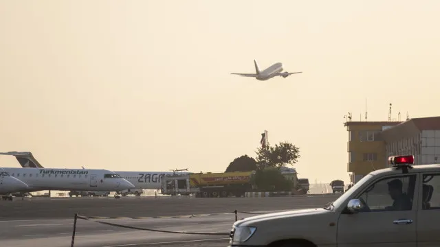 
                    Voos internacionais em aeroporto de Teerão retomados no sábado
                