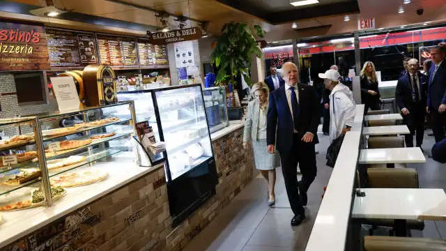 "Vamos lá ganhar". Após debate presidencial, Walz foi celebrar… com pizza