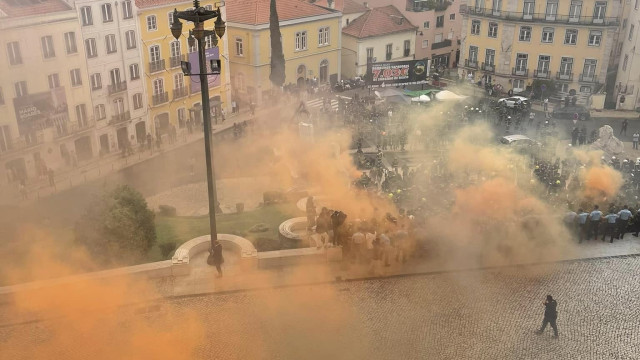 Sapadores invadem escadaria da AR. 