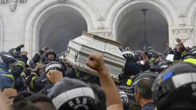 Fogo, um caixão e palavras de ordem. O protesto dos sapadores na AR