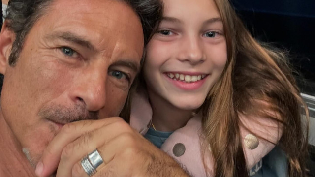 Paulo Pires em viagem de comboio com a filha mais nova 