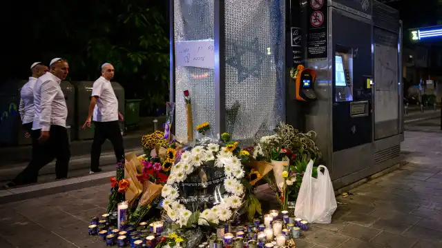 Entre velas e flores. A homenagem às vítimas do ataque em Telavive