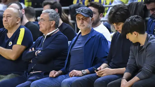 Mourinho fez pausa no futebol e foi apoiar o Fenerbahçe... em basquetebol