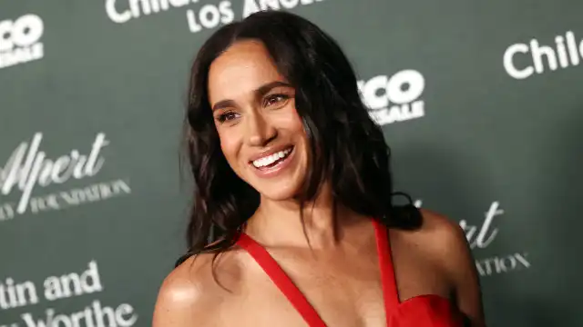 Meghan Markle surpreende ao ir a gala sozinha (e mais bonita que nunca)